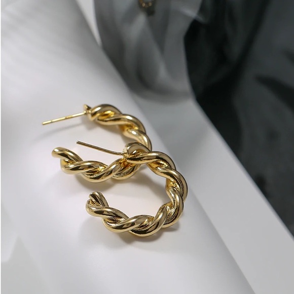 Gold twist hoop earrings - Picture 3 of 9